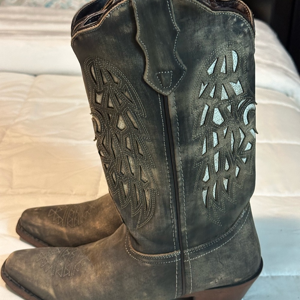 Ladies Laredo Cowgirl Boots size 10. Worn just a few times.